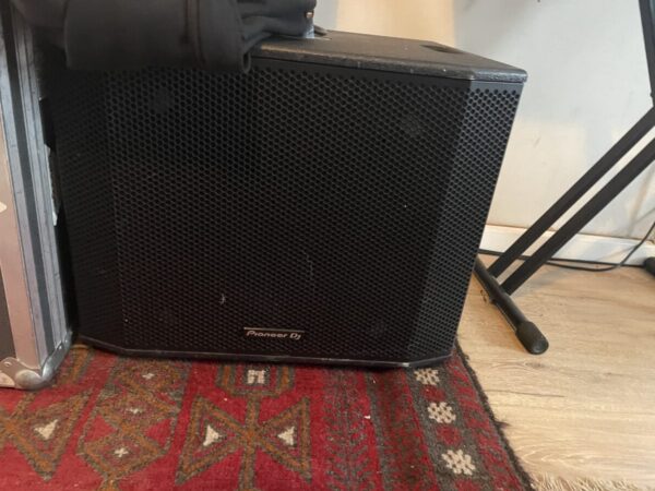 Sub pioneer dj